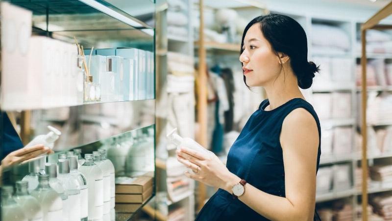 Nước tẩy trang Simple dịu nhẹ cho mẹ bầu, làm sạch da hiệu quả mà không gây kích ứng.